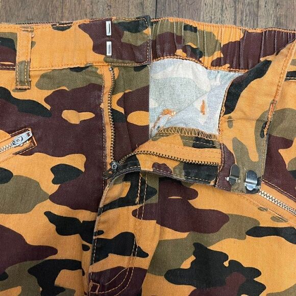 Loose Zip Camo Jeans  - Picture 6 of 9